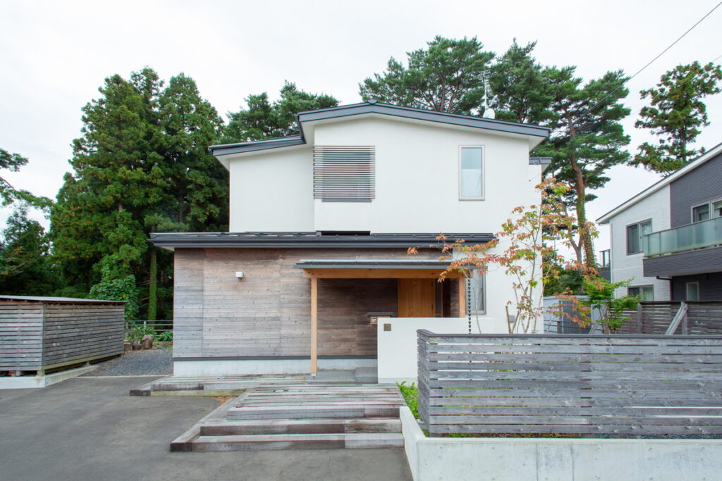 左官壁と青森ヒバの住宅外観